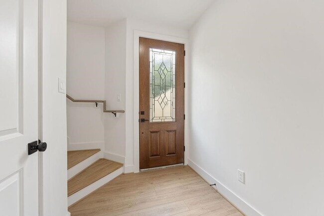 Building Photo - 2121 Hoskins Dr