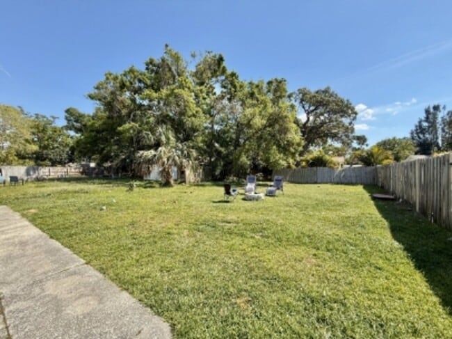 Building Photo - 1045 11th Ave NW