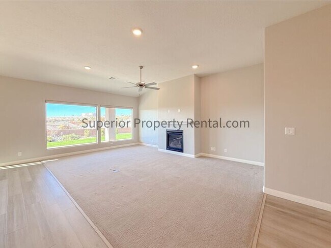 Foto del edificio - Gorgeous 3 bed, 3.5 bath 3 car garage home with views