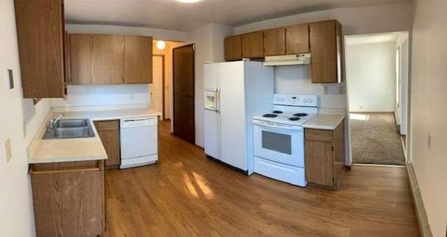 Building Photo - $1,200 / - 950ft2 - 2 Bedroom 1 bath Ranch...