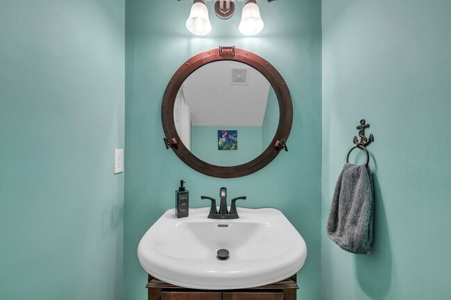 Building Photo - Beach house - 3 bed, 2.5 baths.