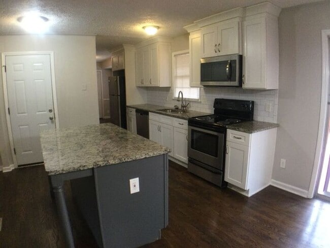 Building Photo - 3773 Sarahs Ln