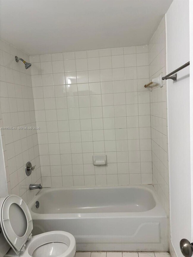 Foto del edificio - 18810 NW 57th Ave