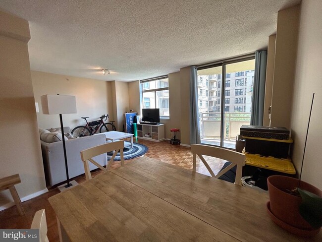 Foto del edificio - 7111 Woodmont Ave