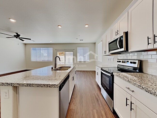 Foto del edificio - 7285 Arroyo Crossing Pkwy