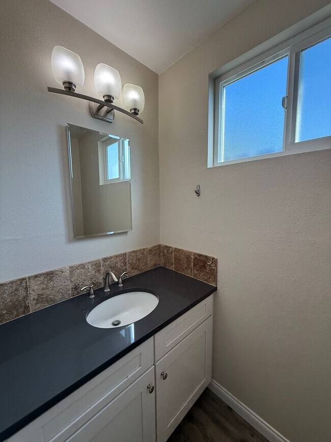 Foto del edificio - 3 bedroom, 1 1/2 bath home in Thousand Oaks