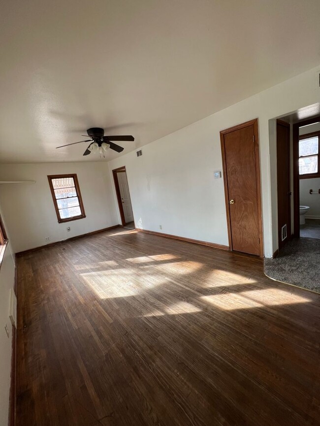 Building Photo - Pet Friendly Clean 2 bedroom with Large fe...