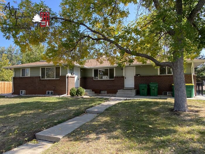 Foto principal - Large duplex with finished basement!! Near...