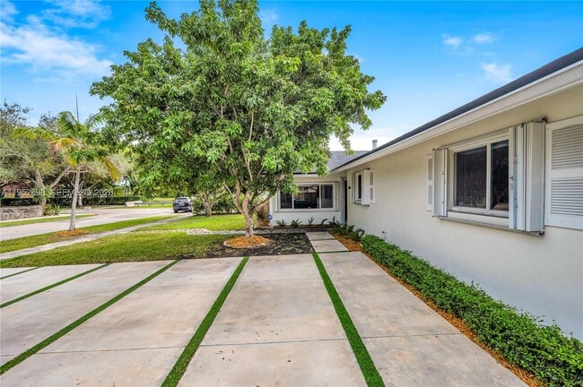 Building Photo - 15930 SW 90th Ave