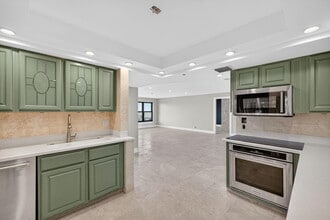 Building Photo - 3200 Port Royale Dr N