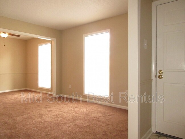 Foto del edificio - 6133 Lacewood Cove