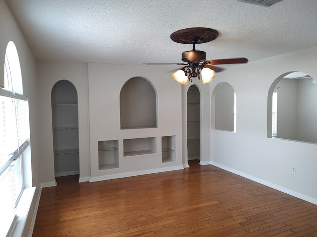 Photo - Spacious 4 bedroom, 2.5 bathroom house in Poinciana