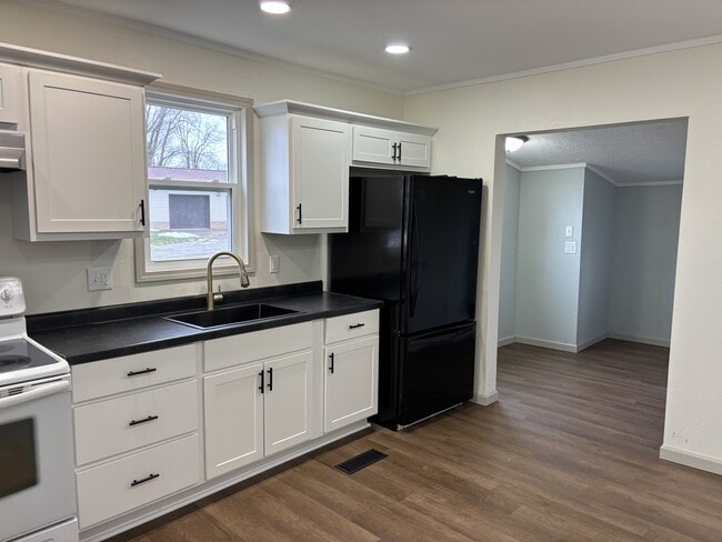 Building Photo - 14067 Lincoln St