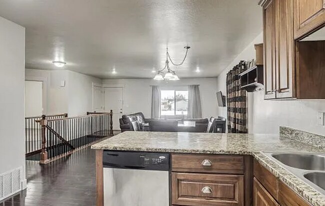 Foto del edificio - 5 Bedroom Home with Fully Fenced back yard