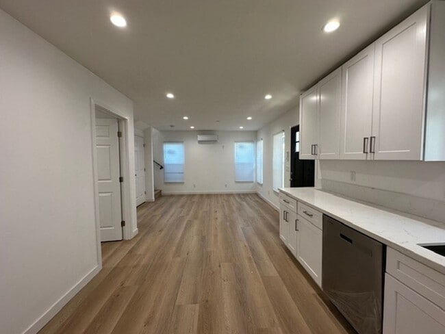 Foto del edificio - Completely remodeled and located on a quie...