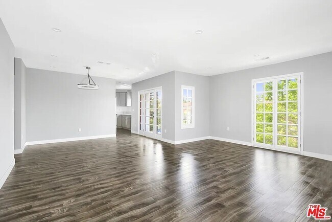 Foto del edificio - 1048-1050 Meadowbrook Ave