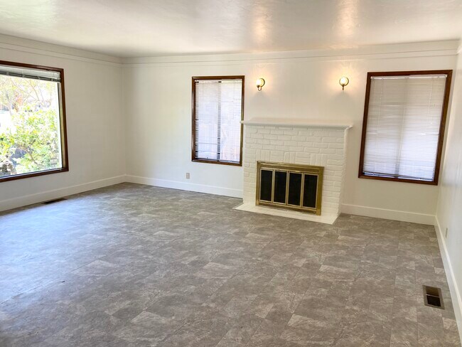 Building Photo - 272 Tyrella Ave
