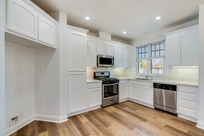 Foto del edificio - 100 Naramore Ln