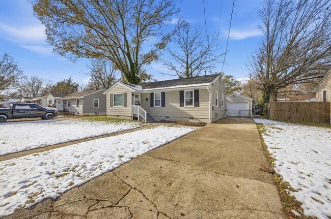 Building Photo - 723 Woodfin Rd