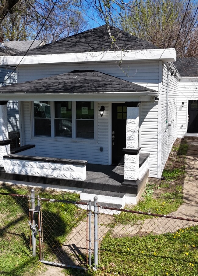 Building Photo - 2403 Bank St