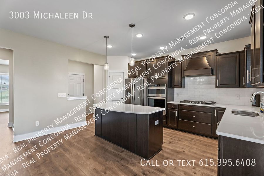 Primary Photo - Stunning 4-Bedroom Home with Modern Featur...