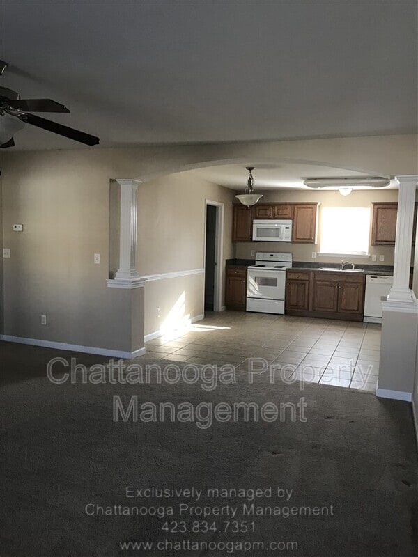 Building Photo - 402 Cedar Creek Dr