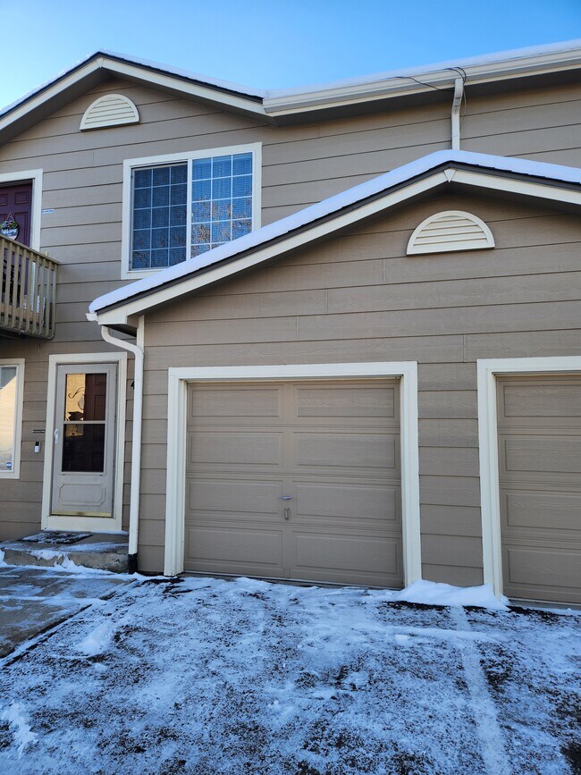 Building Photo - 4965 Universal Heights