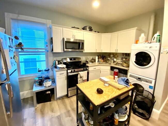 Foto del edificio - Mission Hill Modern 4bed / 2bath with laundry in unit- available September 2026