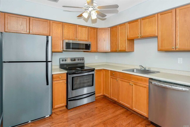 Building Photo - 225 Springmeadow Dr