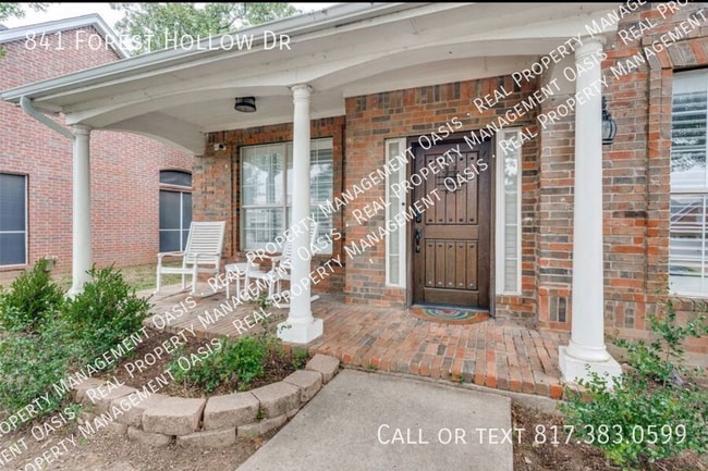 Building Photo - 841 Forest Hollow Dr