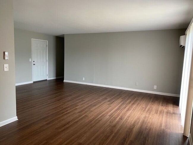 Foto del edificio - 2 Bedroom Unit was recently renovated. Liv...