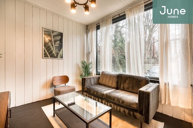 Building Photo - Queen room in 5-bed/2.0-bath Home