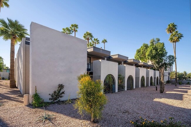 Building Photo - Summit on Thomas