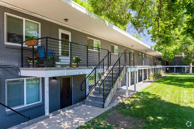Building Photo - Saulsbury Manor