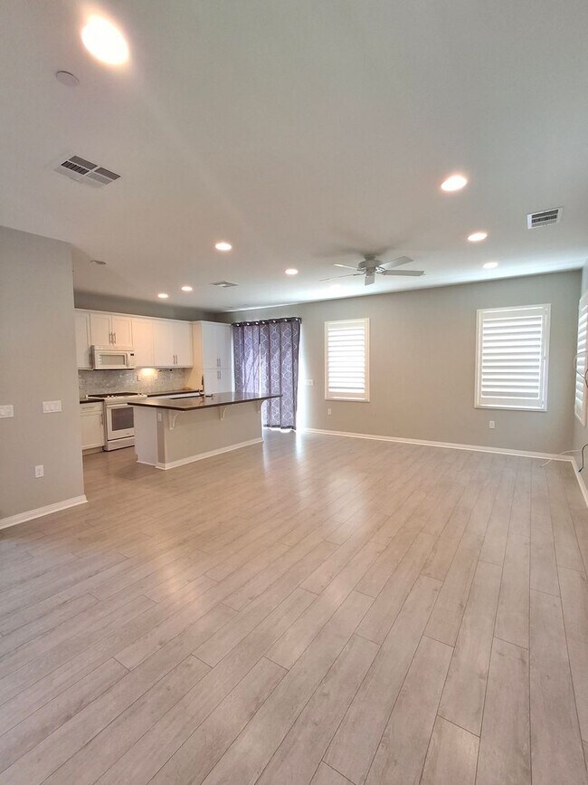 Foto del edificio - MUST SEE!!! Newer construction build w/ fixed SDGE Bill! Central A/C and Heat!