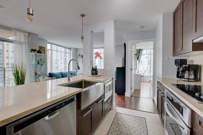 Building Photo - 880 Homer St