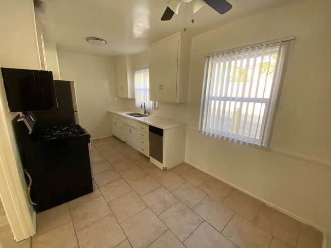 Building Photo - 1375 S Sierra Bonita Ave