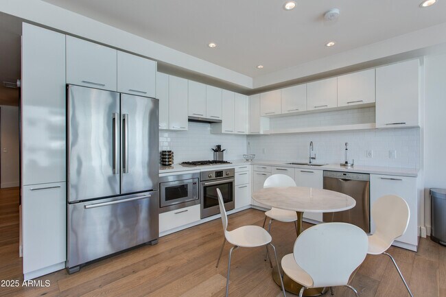 Foto del edificio - 4422 N 75th St