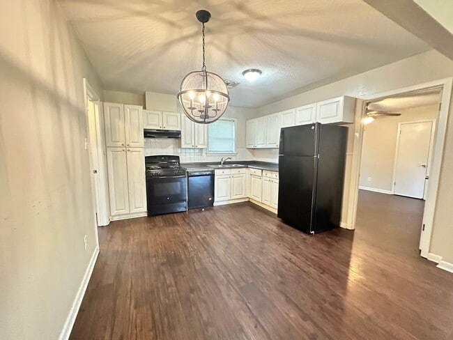 Building Photo - NEW PRICE-GREAT STARTER HOME IN SOUTH BOSS...