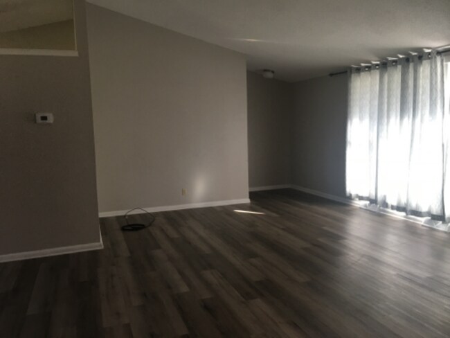 Foto del edificio - 703 Carriage Ct