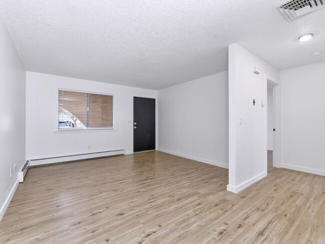 Foto del edificio - Modern 2 Bed, 1 Bath apartment, close to shopping.