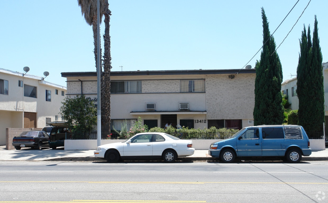Building Photo - Debbie Manor