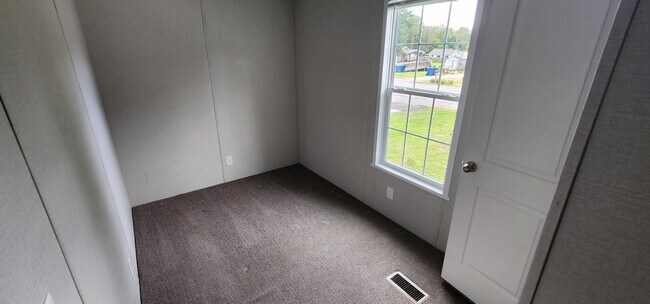 Foto del edificio - 2467 8 Mile Rd