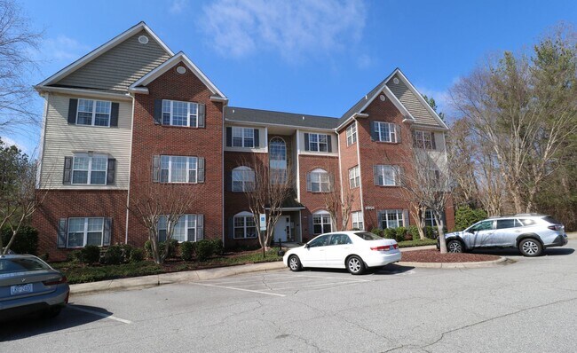 Foto del edificio - 6901 Hanesbrook Cir