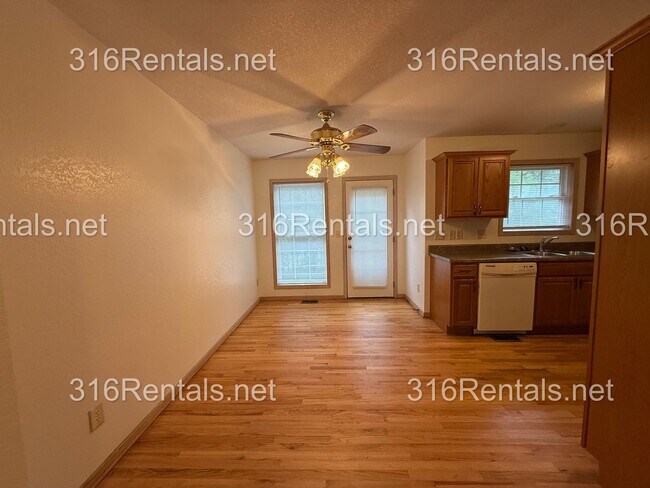 Foto del edificio - $1,595 - 3 bed 2 bath - Beautiful Remodeled Duplex Home Available Now!