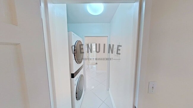 Building Photo - 2Bd 2Ba Spacious Newport Bay Front Condo