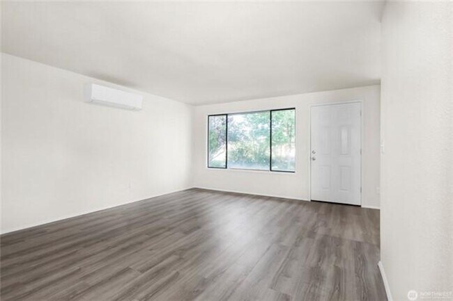 Foto del edificio - Beautifully Updated Duplex | W/D Included | Ideal for JBLM Commuters