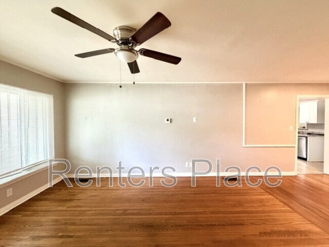 Foto del edificio - 4689 S Troost Ave