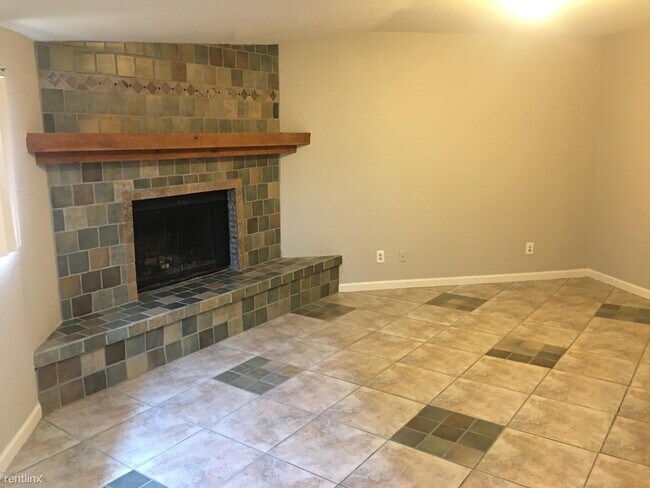 Building Photo - 4 br, 2 bath House - 1233 East Mission Lan...
