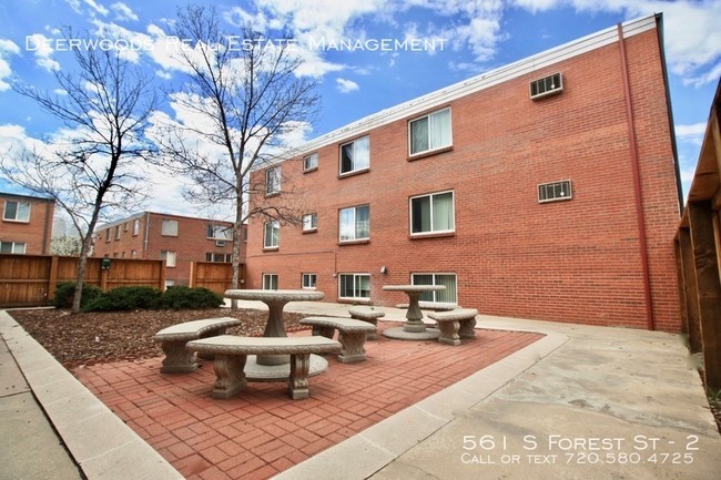 Foto del edificio - 561 S Forest St